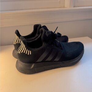 women’s black adidas sneakers size 8